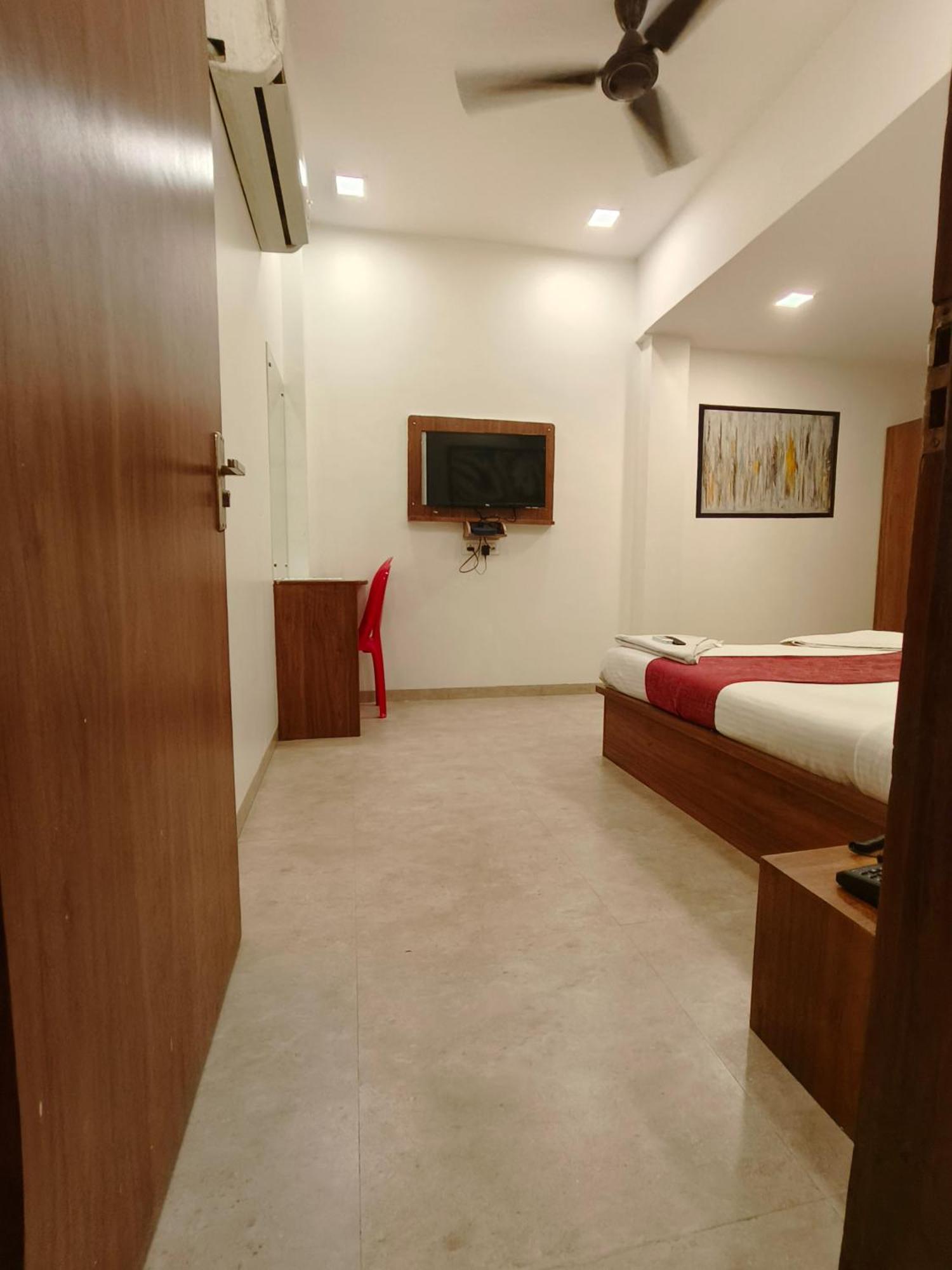 Hotel Beach Crown Juhu Мумбаї Екстер'єр фото