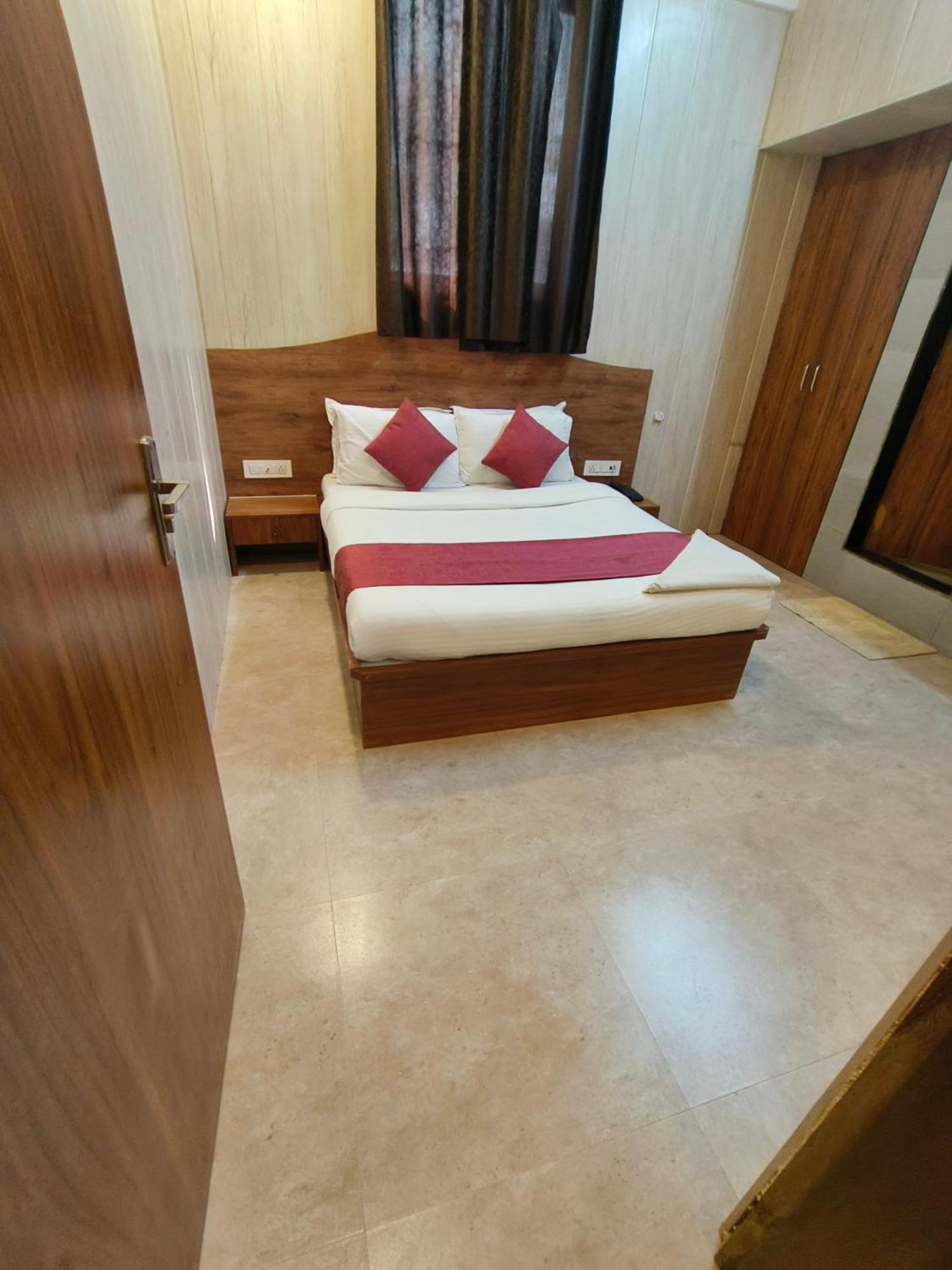 Hotel Beach Crown Juhu Мумбаї Екстер'єр фото